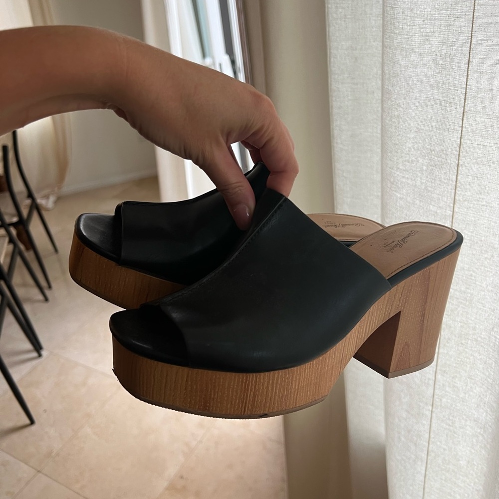 Universal Thread Platform Mules - Picture 4 of 5